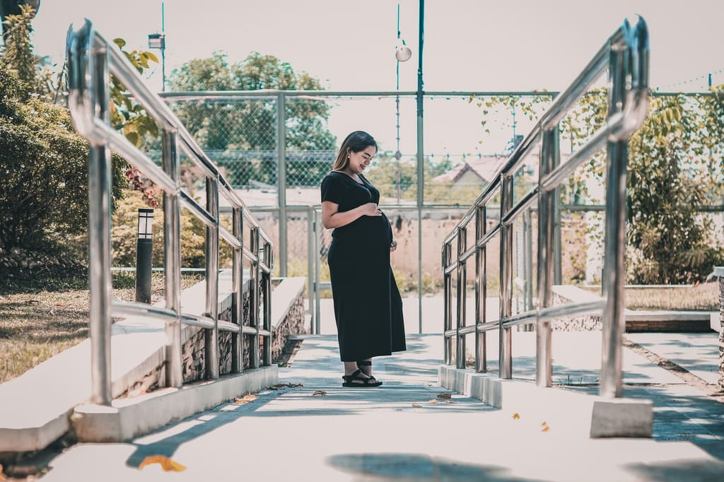 Pregnancy week by week — soft outdoor maternity portrait